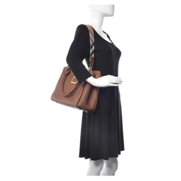 Burberry Buckle Tote Leather
Medium Brown like New comes with featured dustbag - Picture 2 of 5